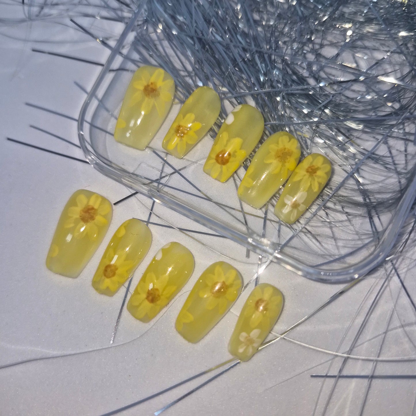 Sunny Daisy Delight: Cheerful Floral Press-On Nails with Transparent Yellow Finish