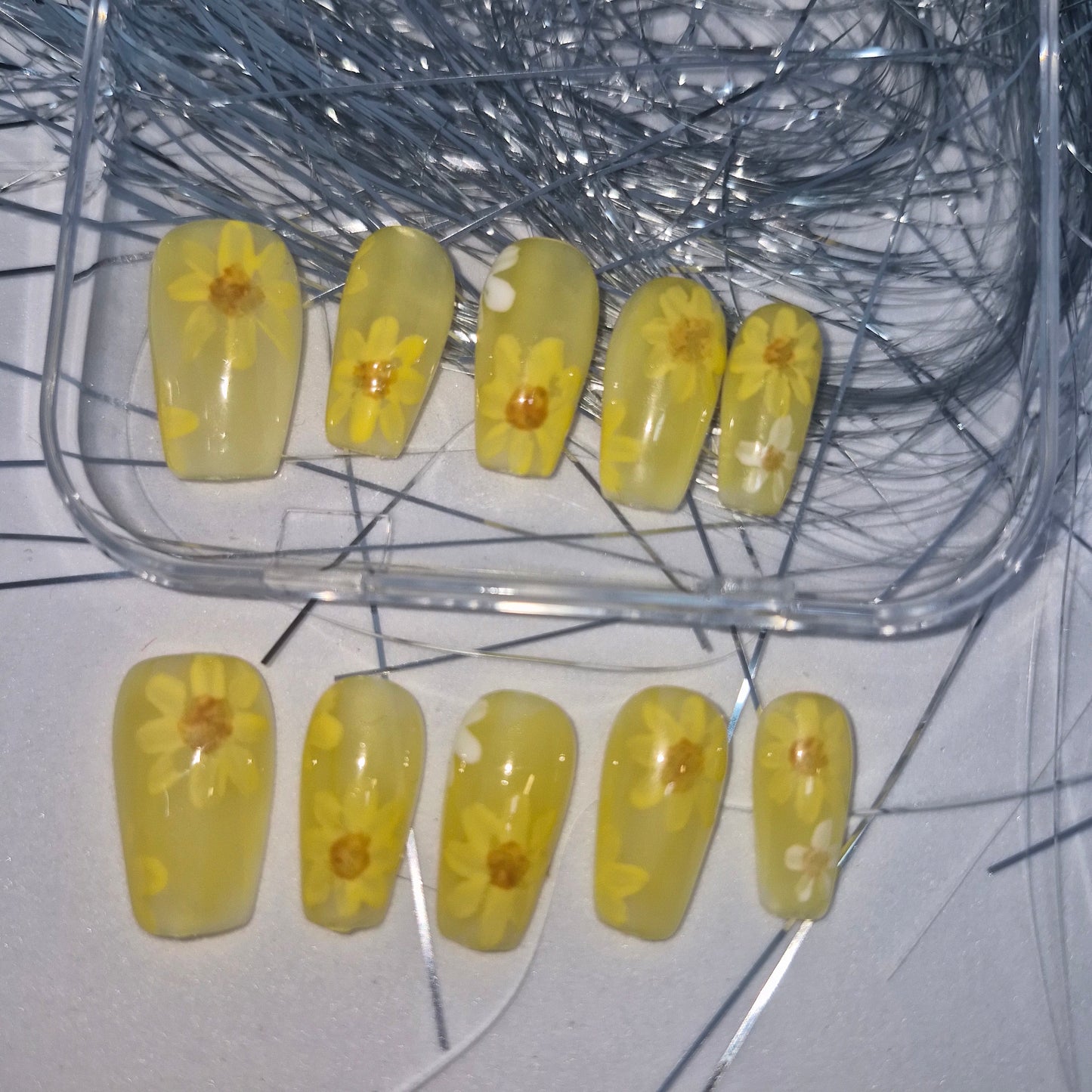 Sunny Daisy Delight: Cheerful Floral Press-On Nails with Transparent Yellow Finish