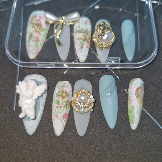 Baroque Blossoms: Press-On Nails with Vintage Floral Prints and Elegant Ornaments